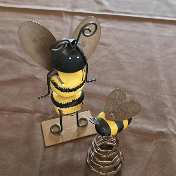 Metal Bee Figurine Set in Yellow and Black 🐝 Garden 🪏 or Anywhere! 🐝  Bzzz 💐 - Picture 10 of 12
